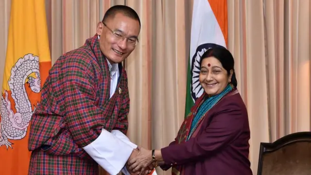 भारत दौरे पर पूर्व विदेश मंत्री सुषमा स्वराज के साथ शेरिंग तोबगे