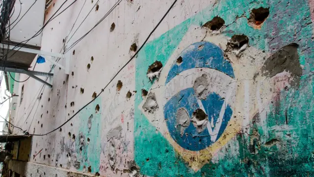 Marcas de balas en la fachada de una casa.