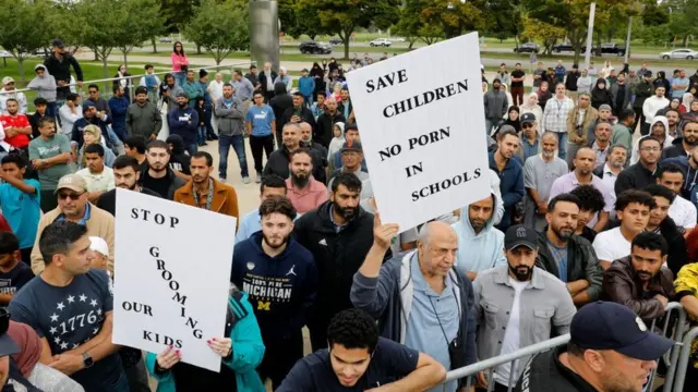 Un grupo de residentes que aboga por la censura frente a la biblioteca Henry Ford Centennial en Dearborn, Michigan