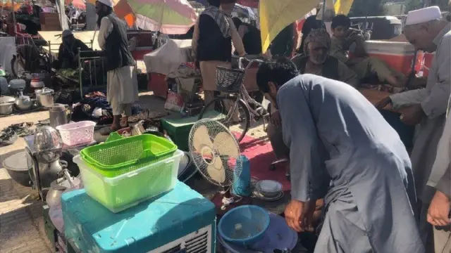 এরকম পুরোনো জিনিসপত্রের বাজার গড়ে উঠেছে অনেক শহরে