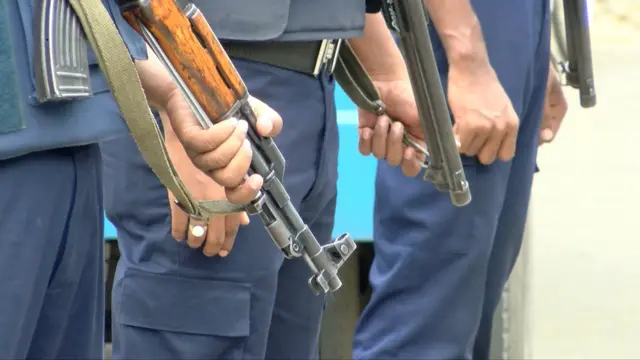 ভয় দেখিয়ে টাকা আদায়ের অভিযোগ আছে পুলিশের কারো কারো বিরুদ্ধে।