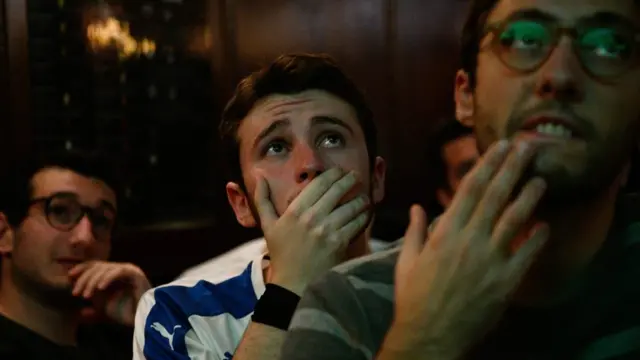 seguidores del equipo de Italia angustiados durante el partido de Suecia vs. Italia