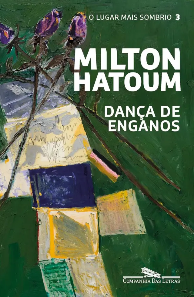 A imagem mostra a capa do livro Dança de Enganos. A arte da capa traz uma pintura em tons de verde, com flores roxas, papéis espalhados e elementos que remetem à escrita e à memória, enquanto o nome do autor aparece em destaque em letras brancas sobre o fundo texturizado.
