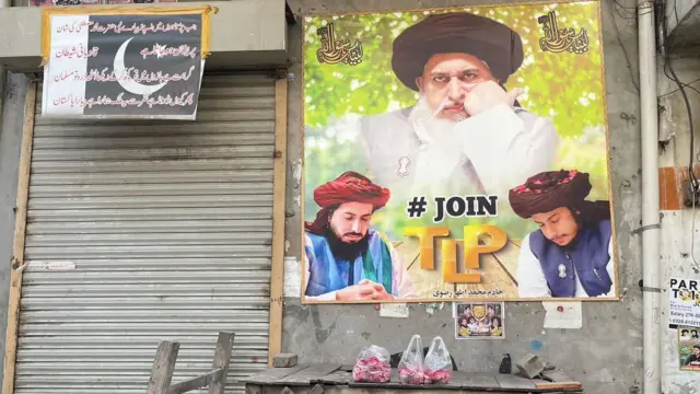 लाहौर में लगा टीएलपी का पोस्टर