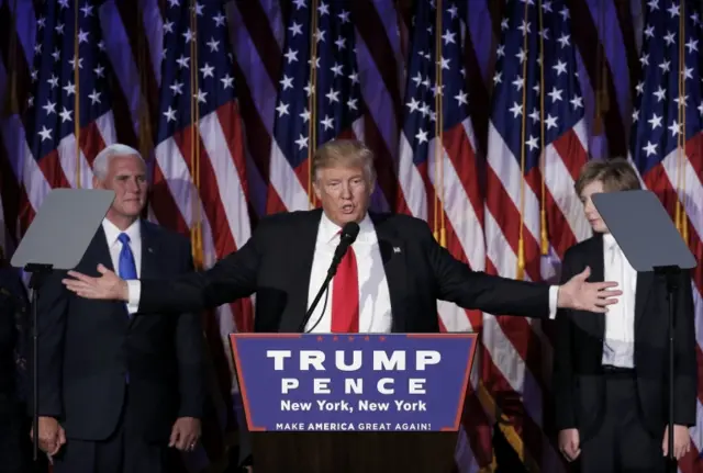 Trump compareció con un tono conciliador.