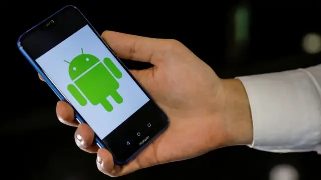 Teléfono con logo de Android