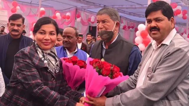 हरीश रावत पार्टी नेताओं के साथ