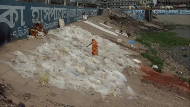 නැවත පාවිච්චිය සඳහා පොලිතින් වේලන ඉන්දියානු කාන්තාවක්