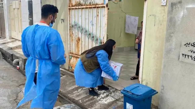 Rez Gardi déplaçant un colis