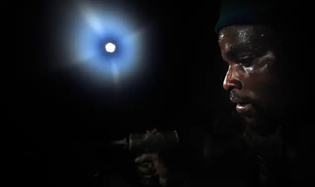 Hombre trabajando en las minas de tungsteno en la República Democrática del Congo