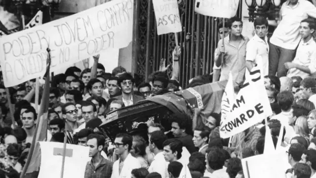 O enterro do estudante Edson Luís, assassinadocasas de apostas asiáticasmarçocasas de apostas asiáticas1968 no Rio por policiais militares no restaurante Calabouço,casas de apostas asiáticas28casas de apostas asiáticasmarçocasas de apostas asiáticas1968;casas de apostas asiáticasmorte desencadeou uma sériecasas de apostas asiáticasmanifestações contra o regime militar