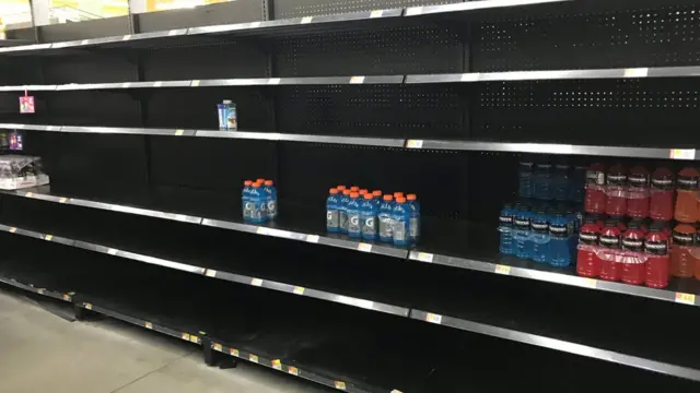 Estantes de un Walmart casi vacíos