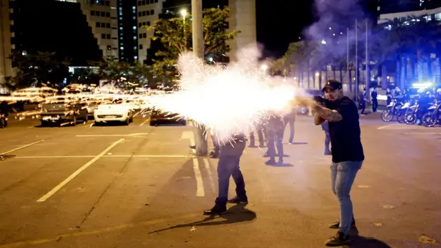 Homem atira durante protestomobile b1betBrasília