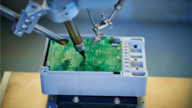 Un brazo robótico trabaja en un semiconductor.