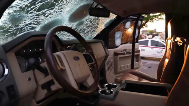 Una patrulla dañada por balas