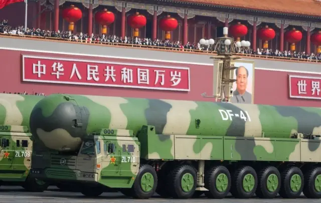 Maafisa wakuu wa serikali pamoja na wanchama wa chama tawala walishuhudia gwaride hilo la kijeshi