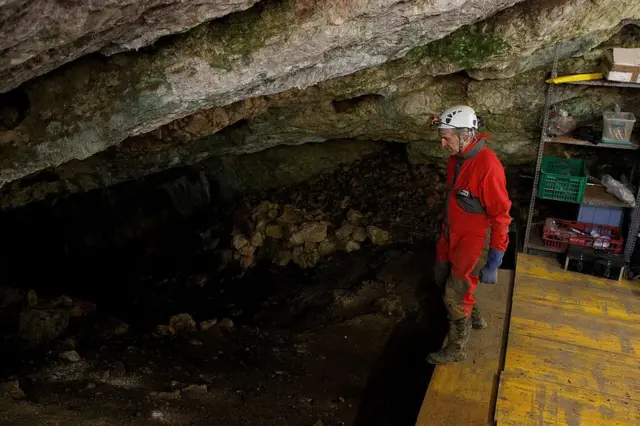 Juan Luis Arsuaga listo para adentrarse en la Sima de los Huesos, en el yacimiento de Atapuerca, Burgos, el 16 de julio de 2015.