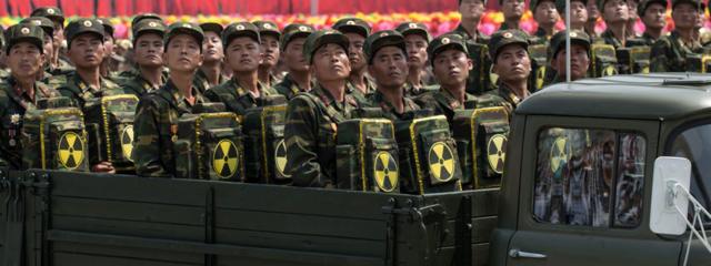 平壤某閲兵式上首持核輻射警告標誌的朝鮮人民軍士兵（資料圖片）