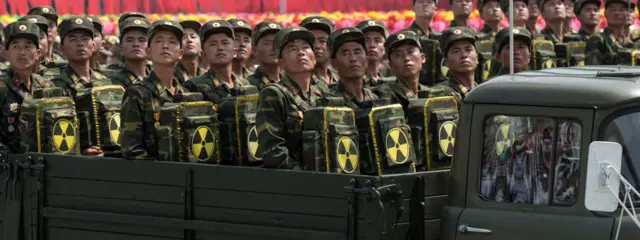 平壤某閲兵式上首持核輻射警告標誌的朝鮮人民軍士兵（資料圖片）