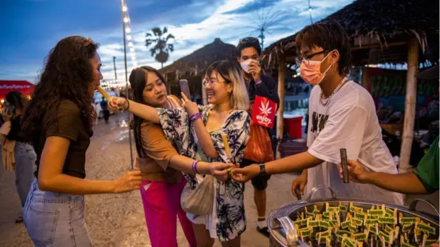 ဥပဒေသစ်ကို ထောက်ခံ ဆင်နွှဲတဲ့ ပွဲတော်တစ်ခုမှာ လာတဲ့ လူတွေကို ဆေးခြောက်ပါတဲ့ ရေခဲချောင်းတွေ အလကားပေးနေ