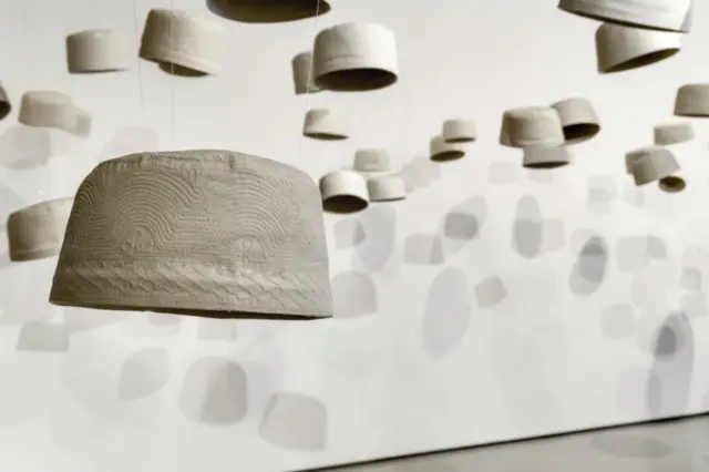 Installation de revêtement par l'artiste Haroon Gunn-Salie