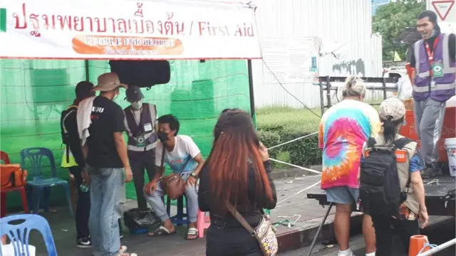 เตนท์พยาบาลมาเตรียมพร้อมรองรับกรณีมีผู้บาดเจ็บในระหว่างชุมนุม แม้วันที่ 16 ก.ย. จะอยู่ในช่วงที่เพจ "ทะลุแก๊ซ" ประกาศพักการชุมนุมก็ตาม แต่ก็มีวัยรุ่นเดินทางมารวมตัวกัน