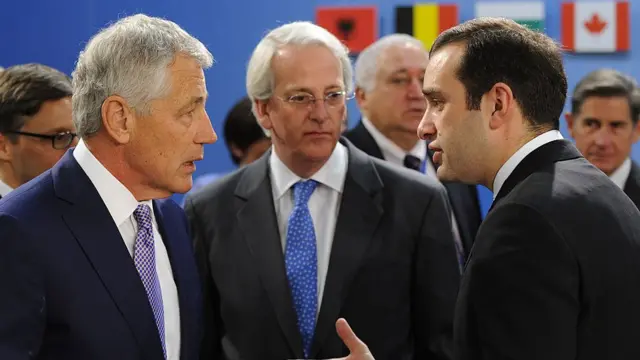 Ivo Daalder (centro) com o secretáriozebet liveDefesa dos EUA, Chuck Hagel (à esquerda) e o ministro da Defesa da Geórgia, Irakli Alasania,zebet livejunhozebet live2013.