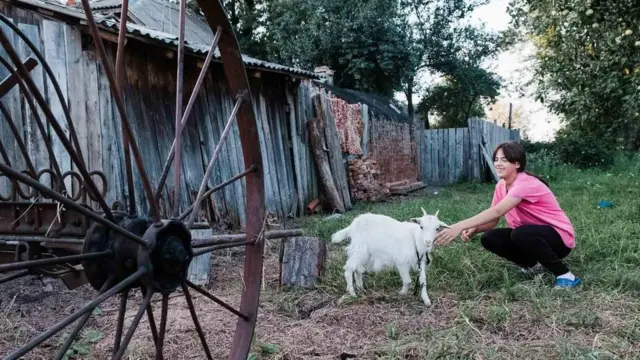 Одна из дочерей с козой