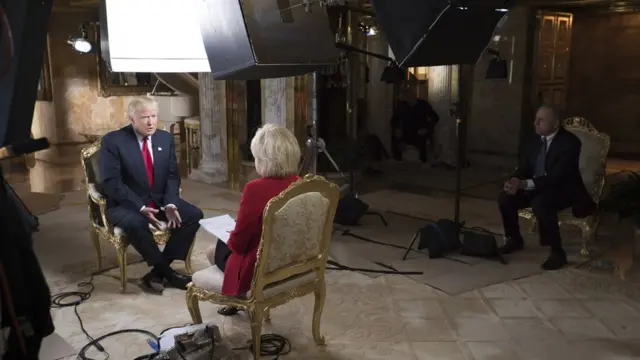 La presentadora Lesley Stahl, de CBS, sentada para entrevistar a Donald Trump en la casa del millonario.