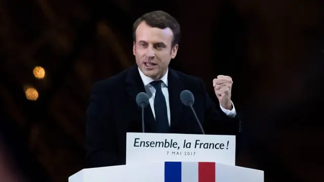 Emmanuel Macron kürsüde seçim zaferi konuşması yapıyor
