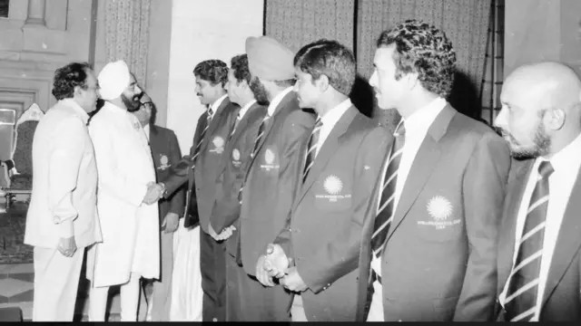 क्रिकेट टीम को सम्मानति करते राष्ट्रपति ज्ञानी जैल सिंह