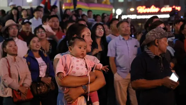 Майрамга арналган концерт. Бул күндөрү баары эс алып, мекемелер, шаарларда дүкөндөр, баары жабык болот. Көчөдө кишилер да сейрек болуп калат экен.