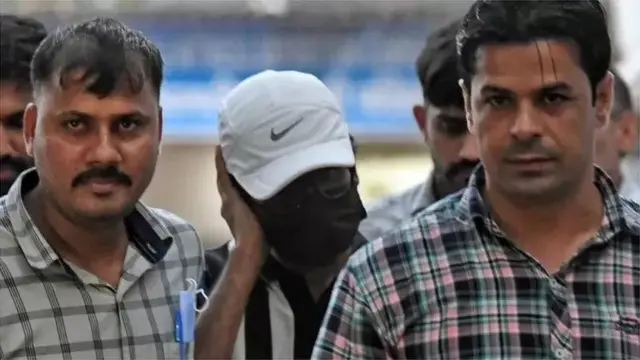 મોહમ્મદ ઝુબૈર (વચ્ચે)