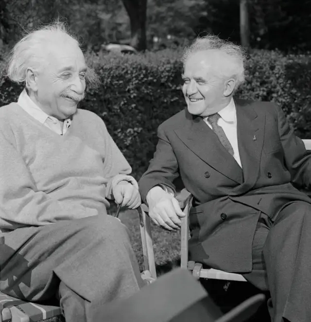 Perdana Menteri David Ben-Gurion saat berkunjung ke AS pada tahun 1951, berbicara dengan Profesor Albert Einstein di rumahnya di Princeton.