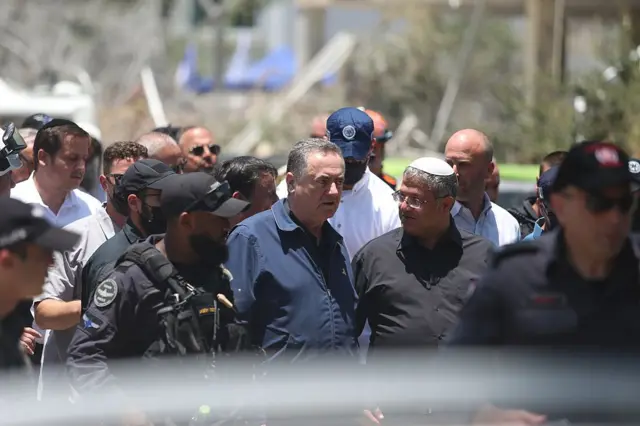 İsrail Savunma Bakanı israel Katz ve Ulusal Güvenlik Bakanı Itamar Ben Gvir, 19 Haziran 2025'te İsrail'in Holon kentindeki İran'ın misillemesi sonrasında basına açıklama yapıyor.