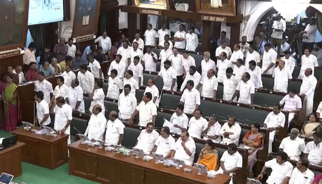 திமுக உறுப்பினர்கள் எழுந்து நின்று எதிர்ப்பு தெரிவித்த காட்சி