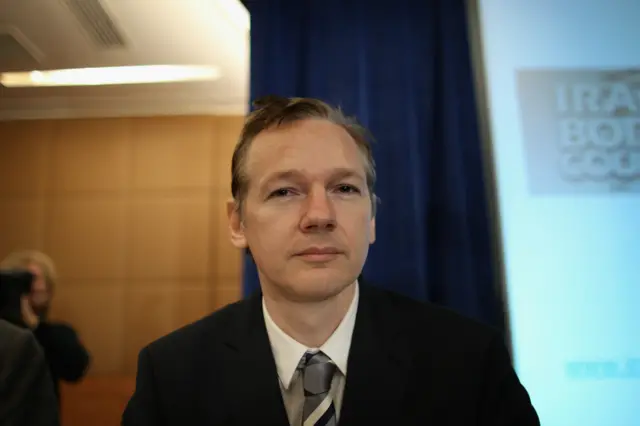 Julian Assange amaze imyaka irindwi yarahungiye mu nzu y'uhagarariye Ecuador i London, akabigereranya no gufungwa azira ubusa