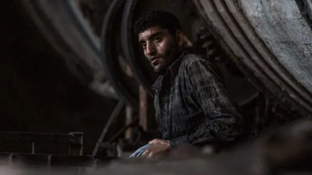 عامل مصري في مدبغة للجلود