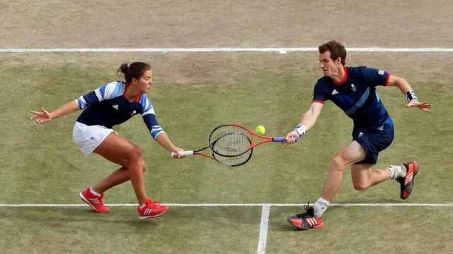 Laura Robson na Andy Murray wa Uingereza wakishindana dhidi ya Christopher Kas na Sabine Lisicki wa Ujerumani katika mechi ya nusu fainali ya mchuano wa tenisi wa wachezaji wawili kila upande katika michezo ya Olimpiki mjini London