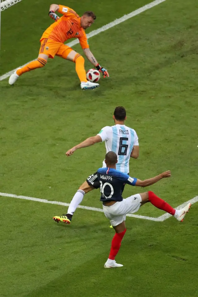 Mbappé dispara y el balón pasa por debajo de Armani.