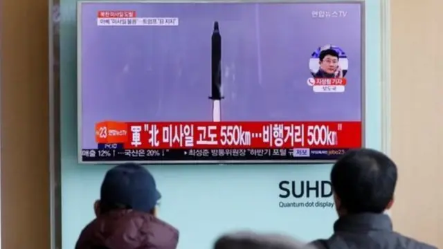 مواطنون يشاهدون البث التلفزيوني للتجربة