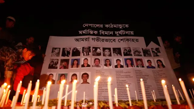 মোমবাতি জ্বালিয়ে স্মরণ করা হচ্ছে দুর্ঘটনায় নিহতদের।