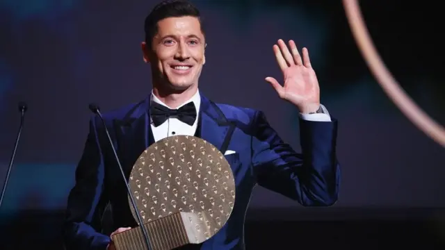 Lewandowski win Striker of di year 2021