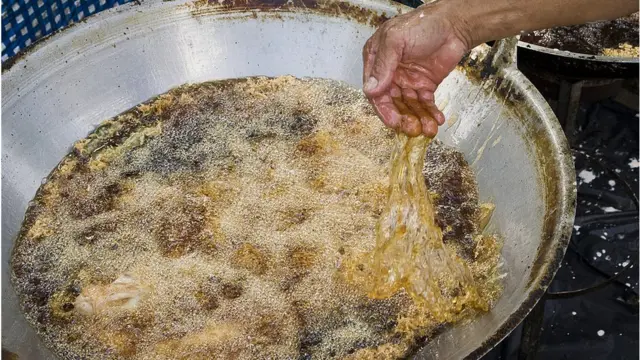 ডুবো তেলে মাংস সেদ্ধ