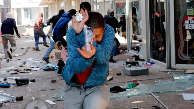 South Africa looting updates: Protest, looting, riots in South Africa as Ramaphosa deploy military - Fotos
