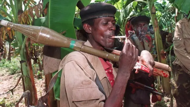 Sawirkan waxa uu muujinayaa nin ka tirsan jabhadda Tutsiga oo sigaar shidanaya sanadkii 1994-tii.