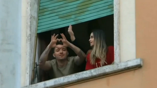 eyvanda alqışlayan insanlar