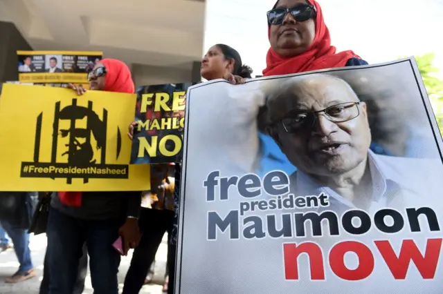 2012 में अब्दुल नशीद को सुरक्षा बलों के दबाव में इस्तीफ़ा देना पड़ा था और बाद में उन्हें जेल में डाल दिया गया था