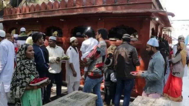 ਦਿੱਲੀ ਪੁਲਿਸ ਨੇ ਪੂਰੇ ਖ਼ੇਤਰ ਨੂੰ ਸੀਲ ਕਰ ਦਿੱਤਾ ਹੈ ਜਿਸ ਵਿੱਚ ਤਬਲੀਗੀ ਜਮਾਤ ਦਾ ਕੇਂਦਰ ਵੀ ਸ਼ਾਮਿਲ ਹੈ