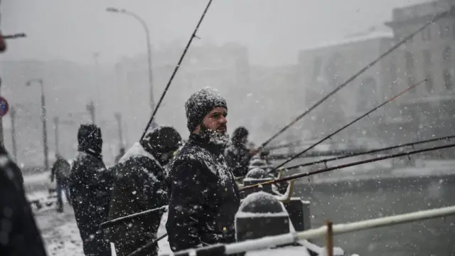 Galata Köprüsündə (Qalata Körpüsü) balıqçılar güclü qarda balıq tuturlar.